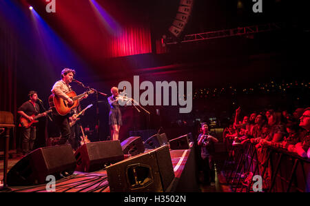 Las Vegas, NV, USA. 3. Oktober 2016. Haus Abdeckung *** Conor Oberst in Brooklyn Bowl in Las Vegas, NV am 3. Oktober 2016. Bildnachweis: Erik Kabik Fotografie/Medien Punch/Alamy Live-Nachrichten Stockfoto