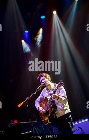Las Vegas, NV, USA. 3. Oktober 2016. Haus Abdeckung *** Conor Oberst in Brooklyn Bowl in Las Vegas, NV am 3. Oktober 2016. Bildnachweis: Erik Kabik Fotografie/Medien Punch/Alamy Live-Nachrichten Stockfoto