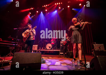 Las Vegas, NV, USA. 3. Oktober 2016. Haus Abdeckung *** Conor Oberst in Brooklyn Bowl in Las Vegas, NV am 3. Oktober 2016. Bildnachweis: Erik Kabik Fotografie/Medien Punch/Alamy Live-Nachrichten Stockfoto