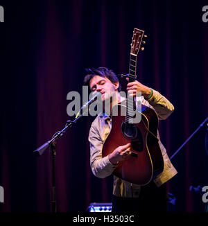 Las Vegas, NV, USA. 3. Oktober 2016. Haus Abdeckung *** Conor Oberst in Brooklyn Bowl in Las Vegas, NV am 3. Oktober 2016. Bildnachweis: Erik Kabik Fotografie/Medien Punch/Alamy Live-Nachrichten Stockfoto