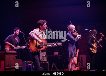 Las Vegas, NV, USA. 3. Oktober 2016. Haus Abdeckung *** Conor Oberst in Brooklyn Bowl in Las Vegas, NV am 3. Oktober 2016. Bildnachweis: Erik Kabik Fotografie/Medien Punch/Alamy Live-Nachrichten Stockfoto