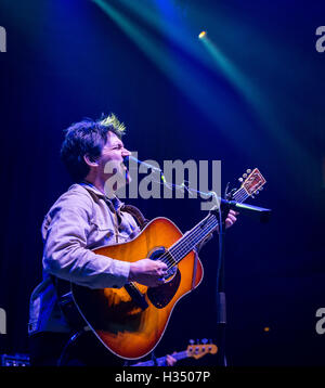 Las Vegas, NV, USA. 3. Oktober 2016. Haus Abdeckung *** Conor Oberst in Brooklyn Bowl in Las Vegas, NV am 3. Oktober 2016. Bildnachweis: Erik Kabik Fotografie/Medien Punch/Alamy Live-Nachrichten Stockfoto