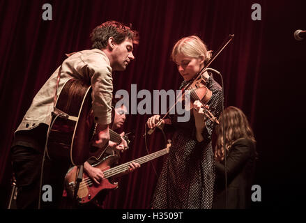 Las Vegas, NV, USA. 3. Oktober 2016. Haus Abdeckung *** Conor Oberst in Brooklyn Bowl in Las Vegas, NV am 3. Oktober 2016. Bildnachweis: Erik Kabik Fotografie/Medien Punch/Alamy Live-Nachrichten Stockfoto