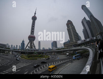 Los Angeles, Kalifornien, USA. 8. Sep, 2016. Das Shanghai Oriental Pearl Radio & TV Tower sieht man von der Brücke bei Mingzhu Kreisverkehr in Shanghai, China. Shanghai ist die bevölkerungsreichste Stadt in China und der eigentlichen bevölkerungsreichste Stadt in der Welt. Es ist eines der vier direkt gesteuerte Gemeinden Chinas, mit einer Bevölkerung von mehr als 24 Millionen ab 2014. Es ist ein globales Finanzzentrum und ein Verkehrsknotenpunkt mit der größte Containerhafen der Welt. Der Jangtse-Delta im Osten Chinas befindet, sich im Shanghai am Südrand der Mündung des Jangtse im mittleren Teil Stockfoto