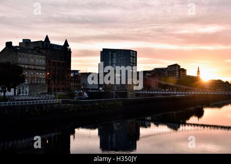 Glasgow, Schottland. 4. Oktober 2016. UK-Wetter. Die Broomielaw und Carlton Ort Hängebrücke bei Sonnenaufgang. Bildnachweis: Tony Clerkson/Alamy Live-Nachrichten Stockfoto