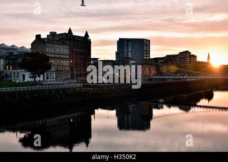 Glasgow, Schottland. 4. Oktober 2016. UK-Wetter. Eine Möwe fliegt über die Broomielaw und Carlton Ort Hängebrücke bei Sonnenaufgang. Bildnachweis: Tony Clerkson/Alamy Live-Nachrichten Stockfoto