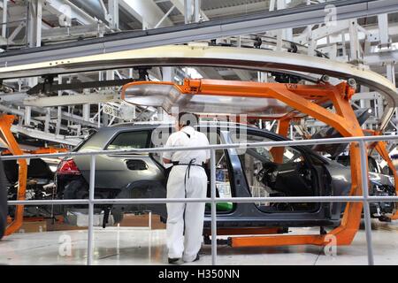 Puebla, Mexiko. 3. Oktober 2016. Ein Arbeiter in der Volkswagen-Fabrik auf einem Förderband in Puebla, Mexiko, 3. Oktober 2016. Foto: HEIKO LOSSIE/DPA/Alamy Live-Nachrichten Stockfoto