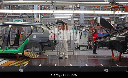 Puebla, Mexiko. 3. Oktober 2016. Ein Arbeiter in der Volkswagen-Fabrik auf einem Förderband in Puebla, Mexiko, 3. Oktober 2016. Foto: HEIKO LOSSIE/DPA/Alamy Live-Nachrichten Stockfoto