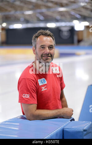 Berlin, Deutschland. 29. Sep, 2016. Jan van Veen, der neue Cheftrainer der deutschen Eisschnelllauf-Gemeinschaft (DESG, beleuchtet. Deutschen Eisschnelllauf-Verband) im Bild auf der Eisbahn durning eine Dpa-Interview auf die kommende Saison Eisschnelllauf, in Berlin, Deutschland, 29. September 2016. Foto: Jörg CARSTENSEN/DPA/Alamy Live-Nachrichten Stockfoto