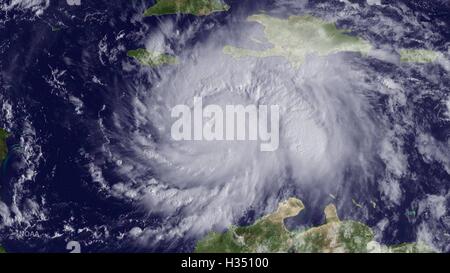 Hurrikan-Matthew. 3. Oktober 2016. Blick auf mächtige leitet Hurrikan Matthew vom NOAA GOES-Ost Satelliten als es für Jamaika und Haiti 3. Oktober 2016 in der Karibik. Der Sturm befindet sich derzeit rund 220 Meilen südöstlich von Kingston, Jamaika, und wird voraussichtlich in den nächsten Tagen tropischer Sturm-Winde, Starkregen und gefährliche Brandung nach Jamaika, Haiti, Kuba zu bringen. Bildnachweis: Planetpix/Alamy Live-Nachrichten Stockfoto