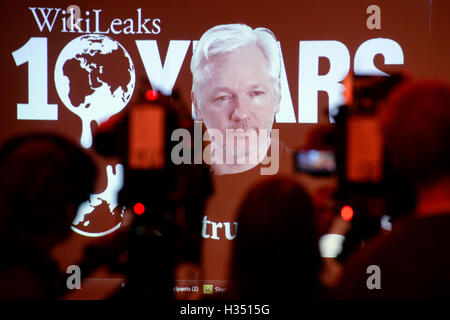 Berlin, Deutschland. 4. Oktober 2016. Wikileaks-Gründer Julian Assange in einem live video Link anlässlich einer Pressekonferenz am 10. Jahrestag von Wikileaks, in Berlin, Deutschland, 4. Oktober 2016. Foto: MAURIZIO GAMBARINI/DPA/Alamy Live-Nachrichten Stockfoto