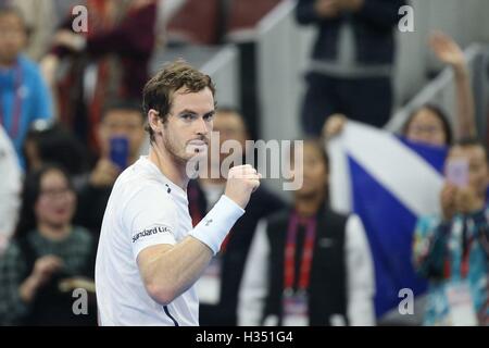 Peking, China. 4. Oktober 2016. Der Brite Andy Murray feiert seinen Sieg in der Herren Einzel erstes Vorrundenspiel gegen Italiens Andreas Seppi bei den China Open Tennis-Turnier in Peking, Hauptstadt von China, 4. Oktober 2016. Bildnachweis: Xing Guangli/Xinhua/Alamy Live-Nachrichten Stockfoto