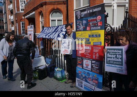 London, UK. 4. Oktober 2016. 10. Jahrestag von Wikileaks Julian Assange hat seinen Balkon aussehen Dual, Polizei aus Sicherheitsgründen in Ecuador Botschaft, London, UK abbrechen. Bildnachweis: Siehe Li/Alamy Live News Stockfoto