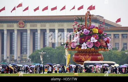 Peking, China. 4. Oktober 2016. Touristen tragen Regenschirme besuchen die Tiananmen Square in Peking, Hauptstadt von China, 4. Oktober 2016, dem vierten Tag der Chinas Nationalfeiertag Urlaub. Bildnachweis: Li Xin/Xinhua/Alamy Live-Nachrichten Stockfoto