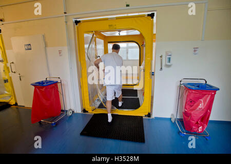 Prag, Tschechische Republik. 4. Oktober 2016. Biobox am National Center for Isolation und Behandlung höchst gefährliche Infektionen in der Klinik für infektiöse und Tropenkrankheiten im Fakultätskrankenhaus Krankenhaus in Prag, Tschechische Republik, 4. Oktober 2016. © Vit Simanek/CTK Foto/Alamy Live-Nachrichten Stockfoto