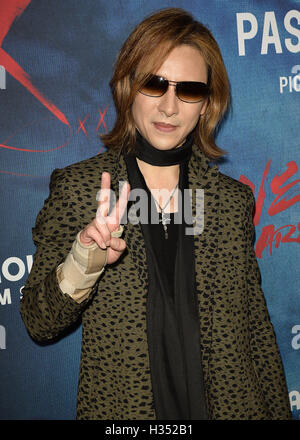 Los Angeles, Kalifornien, USA. 3. Oktober 2016.  Yoshiki bei der Premiere von "Wir sind X' in der TCL Chinese Theatre am 3. Oktober 2016 in Los Angeles, Kalifornien. Bildnachweis: MediaPunch Inc/Alamy Live-Nachrichten Stockfoto