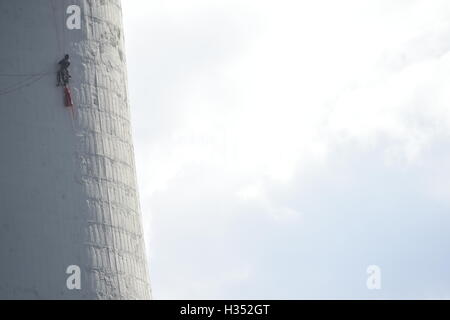 Chvaletice, Tschechische Republik. 4. Oktober 2016. Greenpeace-Aktivisten kletterte man die Kühltürme der Chvaletice Kohle-Kraftwerk gestern und sie fahren fort, aus Protest gegen die geplante Erweiterung des Anlagenbetriebs bis 2030, in Chvaletice, Tschechische Republik, 4. Oktober 2016 zu besetzen. Bildnachweis: Josef Vostarek/CTK Foto/Alamy Live-Nachrichten Stockfoto