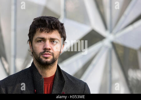 London, UK. 4. Oktober 2016. Künstler Conrad Shawcross steht vor eine kleine Version der seiner architektonischen Gestaltung "Optic Mantel", die auf der Halbinsel Greenwich im September letzten Jahres installiert wurde. Victoria Miro Gallery. Fries Skulpturenpark im Regents Park. Die Vorbereitungen laufen für die 2016 Londoner Kunstmesse Frieze im Regents Park. Die Kunstmesse läuft vom 6. bis 9. Oktober 2016. Bildnachweis: Ukartpics/Alamy Live-Nachrichten Stockfoto