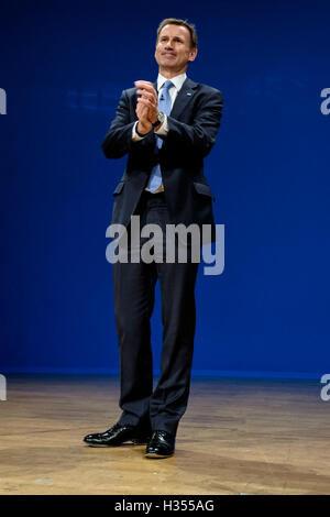 Parteitag der konservativen Tag 3 auf 10.04.2016 bei Birmingham ICC, Birmingham. Personen im Bild: Jeremy Hunt MP, Staatssekretär für Gesundheit, befasst sich Konferenz. Bild von Julie Edwards. Stockfoto