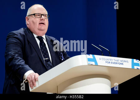 Parteitag der konservativen Tag 3 auf 10.04.2016 bei Birmingham ICC, Birmingham. Personen im Bild: Eric Pickles MP stellt Amber Rudd, Innenminister. Bild von Julie Edwards. Stockfoto