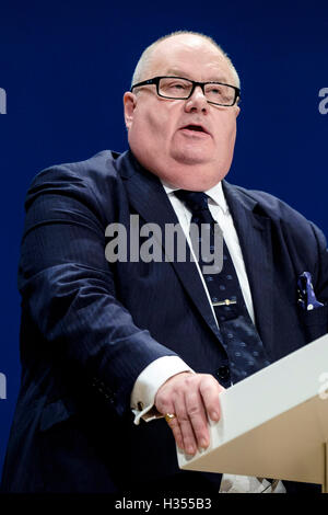 Parteitag der konservativen Tag 3 auf 10.04.2016 bei Birmingham ICC, Birmingham. Personen im Bild: Eric Pickles MP stellt Amber Rudd, Innenminister. Bild von Julie Edwards. Stockfoto