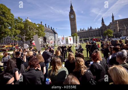 London, UK. 3. Oktober 2016. Das schwarze Mittagessen am Parliament Square in London. Tausende von Frauen in Polen werden gegen die drakonische "stoppen" Abtreibungsgesetz streiken, die Verbot der Abtreibung in Polen würde. London. 03.10.2016 Kredit: Marcin Libera/Alamy Live-Nachrichten Stockfoto