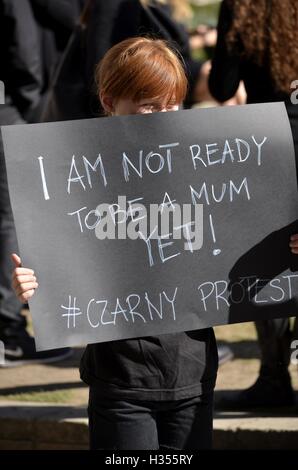 London, UK. 3. Oktober 2016. Das schwarze Mittagessen am Parliament Square in London. Tausende von Frauen in Polen werden gegen die drakonische "stoppen" Abtreibungsgesetz streiken, die Verbot der Abtreibung in Polen würde. London. 03.10.2016 Kredit: Marcin Libera/Alamy Live-Nachrichten Stockfoto