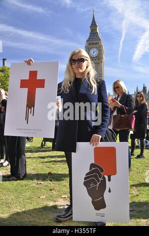 London, UK. 3. Oktober 2016. Das schwarze Mittagessen am Parliament Square in London. Tausende von Frauen in Polen werden gegen die drakonische "stoppen" Abtreibungsgesetz streiken, die Verbot der Abtreibung in Polen würde. London. 03.10.2016 Kredit: Marcin Libera/Alamy Live-Nachrichten Stockfoto