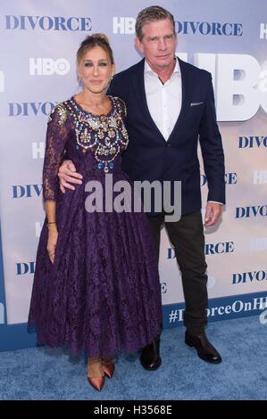 New York, NY, USA. 4. Oktober 2016. Sarah Jessica Parker, Thomas Haden Church im Ankunftsbereich für HBO Scheidung Serie Premiere, der School of Visual Arts (SVA) Theatre, New York, NY 4. Oktober 2016. Bildnachweis: Steven Ferdman/Everett Collection/Alamy Live-Nachrichten Stockfoto