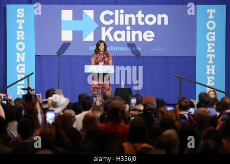 Charlotte, USA. 4. Oktober 2016. First Lady Michelle Obama spricht zur Unterstützung der demokratischen Präsidenten Nominee Hillary Clinton im Charlotte Convention Center am 4. Oktober 2016 in Charlotte, North Carolina. Bildnachweis: Das Foto Zugang/Alamy Live-Nachrichten Stockfoto