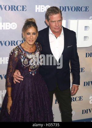 New York, New York, USA. 4. Oktober 2016. Schauspielerin SARAH JESSICA PARKER und THOMAS HADEN CHURCH besuchen die New Yorker Premiere von der HBO-Serie, die "Scheidung" im SVA Theater statt. Bildnachweis: Nancy Kaszerman/ZUMA Draht/Alamy Live-Nachrichten Stockfoto