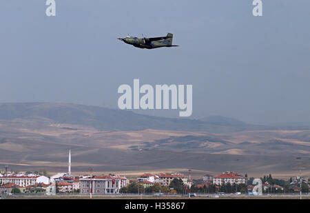 Ankara, Türkei. 5. Oktober 2016. Eine deutsche Luftwaffe Transall zieht mit Mitgliedern des Verteidigungsausschusses des Deutschen Bundestages für Incirlik Flughafen Esenboga Ankara, Türkei, 5. Oktober 2016. Nach einer viermonatigen Verbot Besucher will die siebenköpfige Delegation mit der dort stationierten deutschen Soldaten sowie mit den Kommandeuren der türkischen und amerikanischen Streitkräfte zu sprechen. Foto: KARL-JOSEF HILDENBRAND/Dpa/Alamy Live News Stockfoto