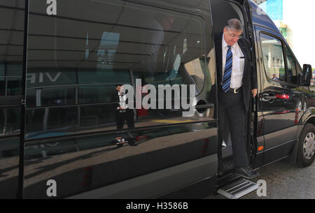 Ankara, Türkei. 5. Oktober 2016. Karl Lamers, Mitglied des Verteidigungsausschusses des Deutschen Bundestages, holt ein Shuttle um in die Flucht zu Incirlik im VIP Terminal des Flughafen Esenboga in Ankara, Türkei, 5. Oktober 2016 zu überprüfen. Nach einer viermonatigen Verbot Besucher will die siebenköpfige Delegation mit der dort stationierten deutschen Soldaten sowie mit den Kommandeuren der türkischen und amerikanischen Streitkräfte zu sprechen. Foto: KARL-JOSEF HILDENBRAND/Dpa/Alamy Live News Stockfoto