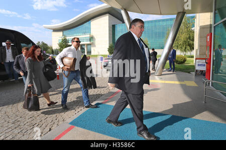 Ankara, Türkei. 5. Oktober 2016. Mitglieder des Verteidigungsausschusses des Deutschen Bundestages, Alexander Neu (L-R), Karl-Heinz Brunner, Agnieszka Brugger, Rainer Arnold, Florian Hahn und Karl Lamers raus ein Shuttle um in die Flucht zu Incirlik im VIP Terminal des Flughafen Esenboga in Ankara, Türkei, 5. Oktober 2016 zu überprüfen. Nach einer viermonatigen Verbot Besucher will die siebenköpfige Delegation mit der dort stationierten deutschen Soldaten sowie mit den Kommandeuren der türkischen und amerikanischen Streitkräfte zu sprechen. Foto: KARL-JOSEF HILDENBRAND/Dpa/Alamy Live News Stockfoto