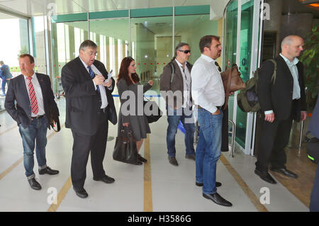 Ankara, Türkei. 5. Oktober 2016. Mitglieder des Verteidigungsausschusses des Deutschen Bundestages, Rainer Arnold (L-R), Karl Lamers, Agnieszka Brugger, Alexander Neu und Florian Hahn stehen in den Flug nach Incirlik im VIP Terminal des Flughafen Esenboga in Ankara, Türkei, 5. Oktober 2016 zu überprüfen. Nach einer viermonatigen Verbot Besucher will die siebenköpfige Delegation mit der dort stationierten deutschen Soldaten sowie mit den Kommandeuren der türkischen und amerikanischen Streitkräfte zu sprechen. Foto: KARL-JOSEF HILDENBRAND/Dpa/Alamy Live News Stockfoto