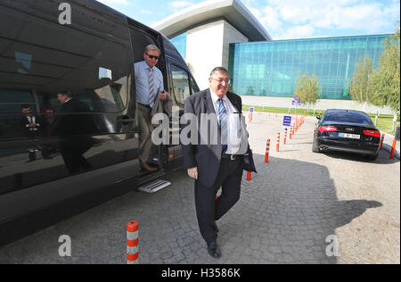 Ankara, Türkei. 5. Oktober 2016. Karl Lamers (R) und Ingo Gaedechens, Mitglieder des Verteidigungsausschusses des Deutschen Bundestages, holen Sie sich ein Shuttle um in die Flucht zu Incirlik im VIP Terminal des Flughafen Esenboga in Ankara, Türkei, 5. Oktober 2016 zu überprüfen. Nach einer viermonatigen Verbot Besucher will die siebenköpfige Delegation mit der dort stationierten deutschen Soldaten sowie mit den Kommandeuren der türkischen und amerikanischen Streitkräfte zu sprechen. Foto: KARL-JOSEF HILDENBRAND/Dpa/Alamy Live News Stockfoto