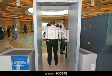 Ankara, Türkei. 5. Oktober 2016. Karl Lamers, Mitglied des Verteidigungsausschusses des Deutschen Bundestages, geht durch die Sicherheitskontrolle in den Flug nach Incirlik im VIP Terminal des Flughafen Esenboga in Ankara, Türkei, 5. Oktober 2016 zu überprüfen. Nach einer viermonatigen Verbot Besucher will die siebenköpfige Delegation mit der dort stationierten deutschen Soldaten sowie mit den Kommandeuren der türkischen und amerikanischen Streitkräfte zu sprechen. Foto: KARL-JOSEF HILDENBRAND/Dpa/Alamy Live News Stockfoto