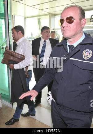 Ankara, Türkei. 5. Oktober 2016. Mitglieder des Verteidigungsausschusses des Deutschen Bundestages, Florian Hahn (L) und Karl Lamers (C), schauen Sie in die Flucht zu Incirlik im VIP Terminal des Flughafen Esenboga in Ankara, Türkei, 5. Oktober 2016. Nach einer viermonatigen Verbot Besucher will die siebenköpfige Delegation mit der dort stationierten deutschen Soldaten sowie mit den Kommandeuren der türkischen und amerikanischen Streitkräfte zu sprechen. Foto: KARL-JOSEF HILDENBRAND/Dpa/Alamy Live News Stockfoto