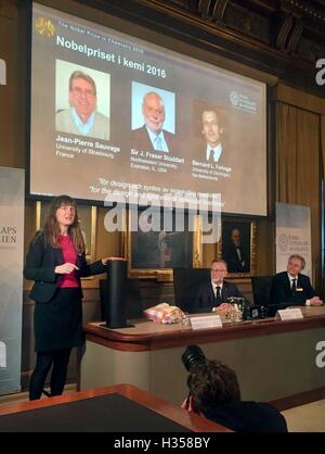 Stockholm, Schweden. 5. Oktober 2016. Die Königlich Schwedische Akademie der Wissenschaften verkündet die Gewinner für das Jahr 2016 den Nobelpreis für Chemie, Jean-Pierre Sauvage, James Fraser Stoddart und Bernard Feringa, in Stockholm, Schweden, 5. Oktober 2016. Foto: JULIA WAESCHENBACH/Dpa/Alamy Live News Stockfoto