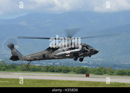 Soto Cano Luftwaffenstützpunkt, Honduras. 4. Oktober 2016. US Army HH - 60L Blackhawk medizinische Hubschrauber hebt ab auf dem Weg zum Grand Cayman Island, bei Hilfsmaßnahmen nach der Nachmahd des Hurrikans Matthäus 4. Oktober 2016 in Soto Cano Air Base, Honduras zu unterstützen. Hurrikan-Matthew war ein Sturm der Kategorie 4, die in der zentralen Karibik knallte Sachschaden verursacht. Bildnachweis: Planetpix/Alamy Live-Nachrichten Stockfoto