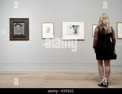 London, UK. 5. Oktober 2016. Pablo Picassos Enkelin Diana Widmaier-Picasso, Ansichten, die Picasso Kunstwerke bei der National Portrait Gallery-Ausstellung-Eröffnung der "Picasso-Porträts", dessen Schwerpunkt Porträts von Menschen, die er kannte.  Bildnachweis: Guy Corbishley/Alamy Live-Nachrichten Stockfoto