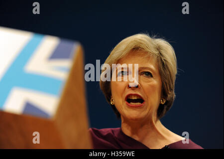 Birmingham, Vereinigtes Königreich. 5. Oktober 2016. Theresa May, Premierminister und Führer der konservativen Partei hält ihre Rede zur Konferenz, am vierten und letzten Tag der Parteitag der Konservativen in der ICC-Birmingham. Das Thema der Rede war "A Land, das für alle funktioniert". Diese Konferenz folgt Referendum Entscheidung für das Vereinigte Königreich, die Europäische Union zu verlassen, und die anschließende Wahl von Theresa May als Führer der konservativen Partei. Bildnachweis: Kevin Hayes/Alamy Live-Nachrichten Stockfoto