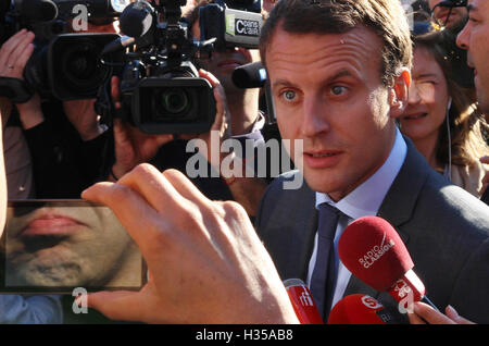 Straßburg, Frankreich. 4. Oktober 2016. Emmanuel Macron spricht mit einem Passanten in den Straßen von Straßburg. Bildnachweis: Paul-Marie Guyon/Alamy Live-Nachrichten Stockfoto