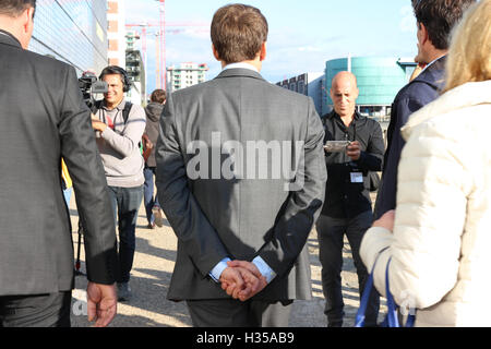 Straßburg, Frankreich. 4. Oktober 2016. Emmanuel Macron Spaziergänge in den Straßen von Straßburg. Bildnachweis: Paul-Marie Guyon/Alamy Live-Nachrichten Stockfoto