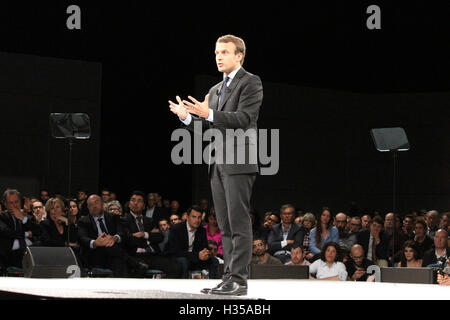 Straßburg, Frankreich. 4. Oktober 2016. Emmanuel Macron hält eine Rede auf der Bühne bei seinem Treffen in Straßburg. Bildnachweis: Paul-Marie Guyon/Alamy Live-Nachrichten Stockfoto