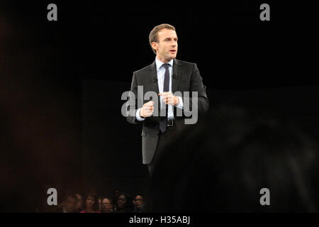 Straßburg, Frankreich. 4. Oktober 2016. Emmanuel Macron hält eine Rede auf der Bühne bei seinem Treffen in Straßburg. Bildnachweis: Paul-Marie Guyon/Alamy Live-Nachrichten Stockfoto