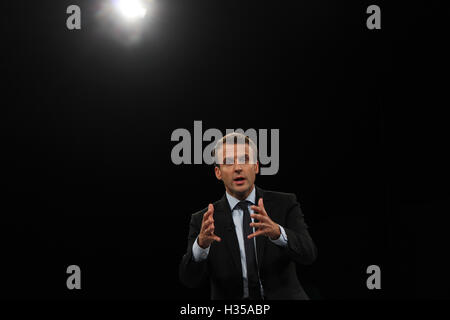 Straßburg, Frankreich. 4. Oktober 2016. Emmanuel Macron hält eine Rede auf der Bühne bei seinem Treffen in Straßburg. Bildnachweis: Paul-Marie Guyon/Alamy Live-Nachrichten Stockfoto