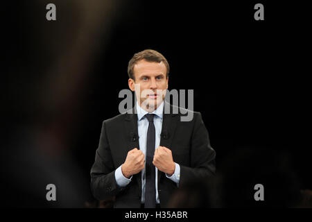 Straßburg, Frankreich. 4. Oktober 2016. Emmanuel Macron hält eine Rede auf der Bühne bei seinem Treffen in Straßburg. Bildnachweis: Paul-Marie Guyon/Alamy Live-Nachrichten Stockfoto