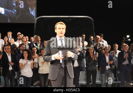 Straßburg, Frankreich. 4. Oktober 2016. Emmanuel Macron hält eine Rede auf der Bühne bei seinem Treffen in Straßburg. Bildnachweis: Paul-Marie Guyon/Alamy Live-Nachrichten Stockfoto