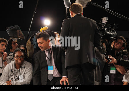 Straßburg, Frankreich. 4. Oktober 2016. Emmanuel Macron im Gespräch mit der Presse am Ende seiner Sitzung in Straßburg. Bildnachweis: Paul-Marie Guyon/Alamy Live-Nachrichten Stockfoto